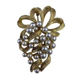 Gold Tone Faux Pearl Grape Cluster Leaf Design Brooch Pin Costume Jewelry
